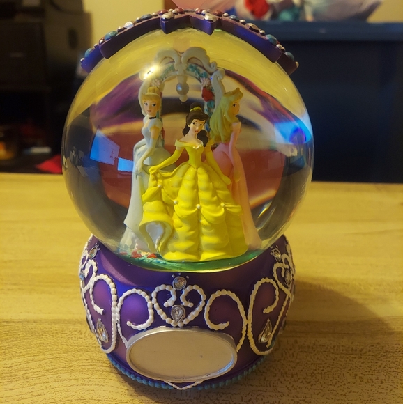 Disney Princesses Snow Globe 1952 "Once Upon A Dream" - Picture 1 of 8